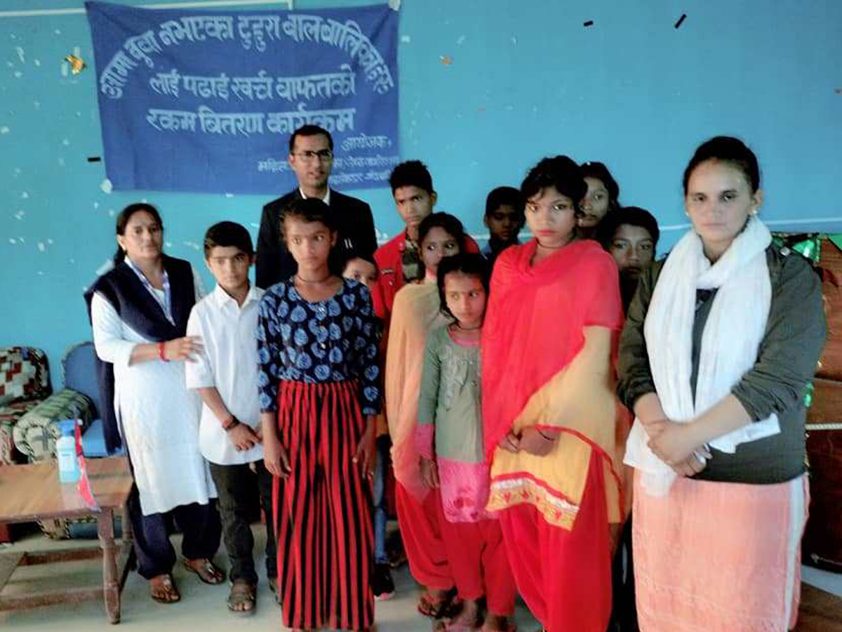 बैतडीको दोगडाकेदारमा टुहुरा बालबालिकालाई पढाई खर्च वितरण 